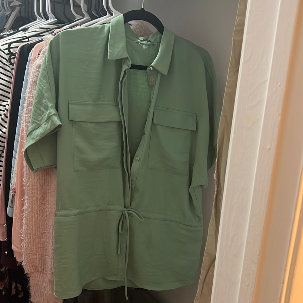 Half length blouse which is green colour,38euro size
